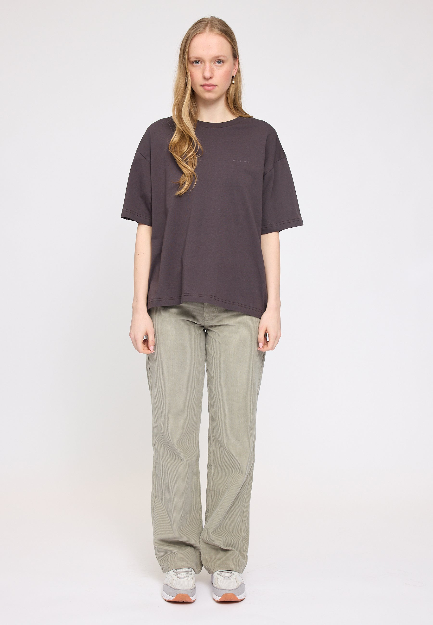 Julia ist 1,78 und trägt Größe S