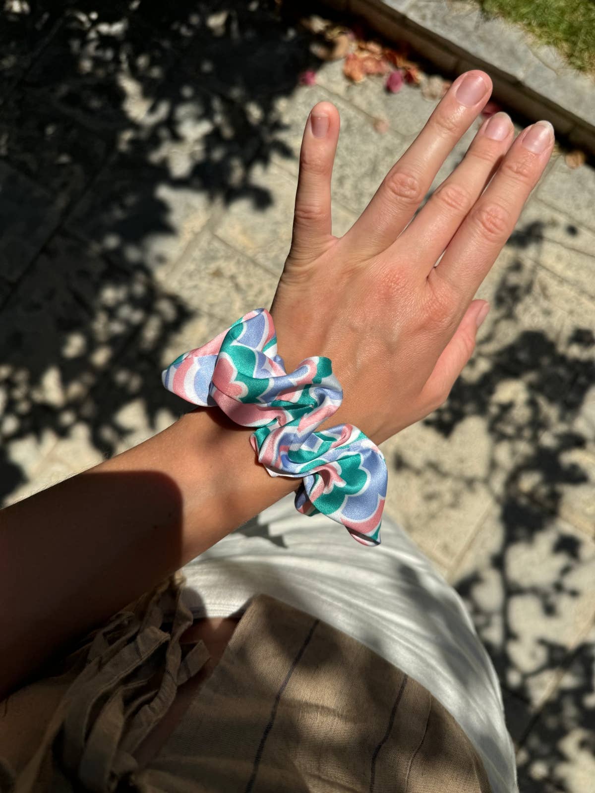 Scrunchie - Hellblau/ Rosa/ Grün Satin Blumen - Recycelt