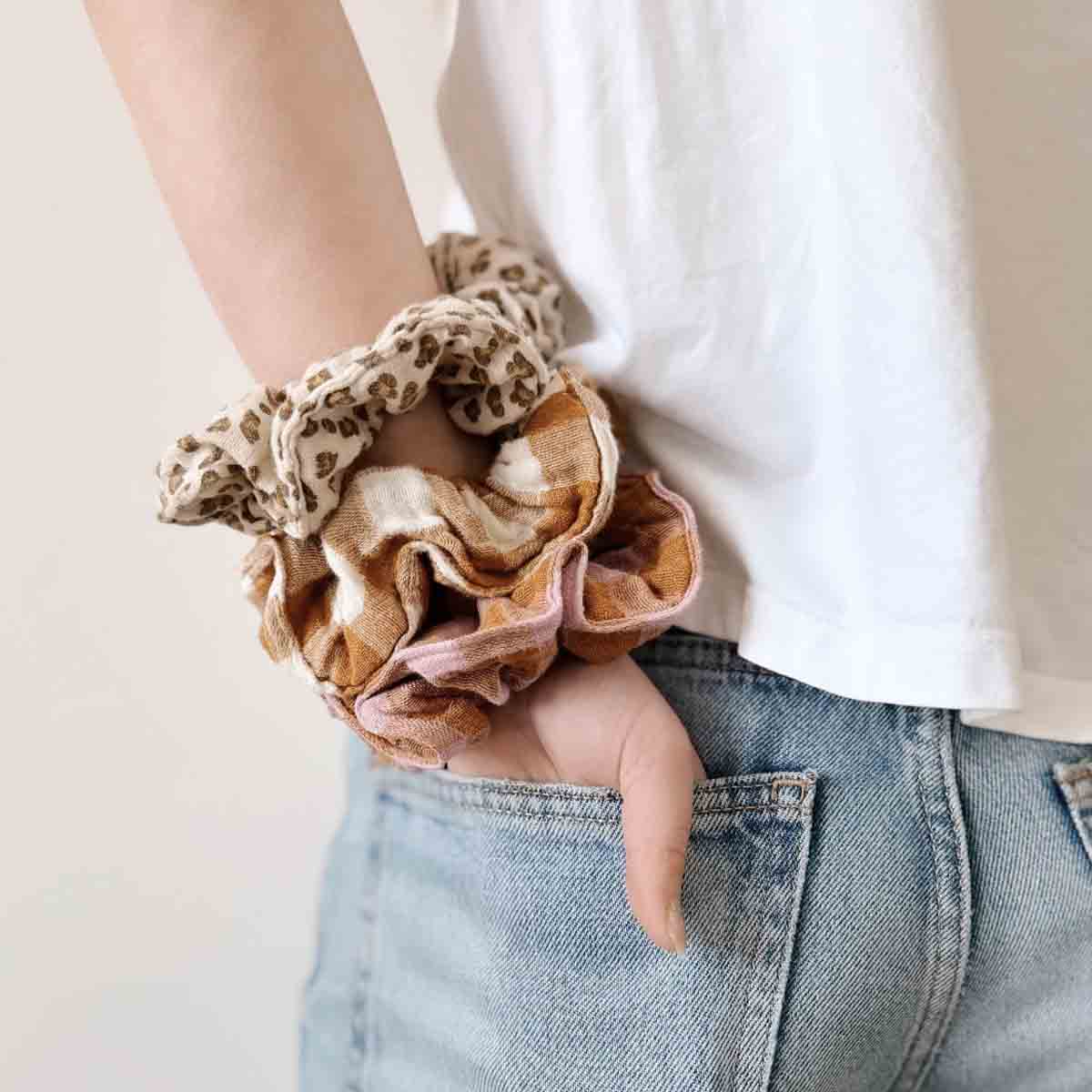 Mini Leo-Print Haargummi Greige