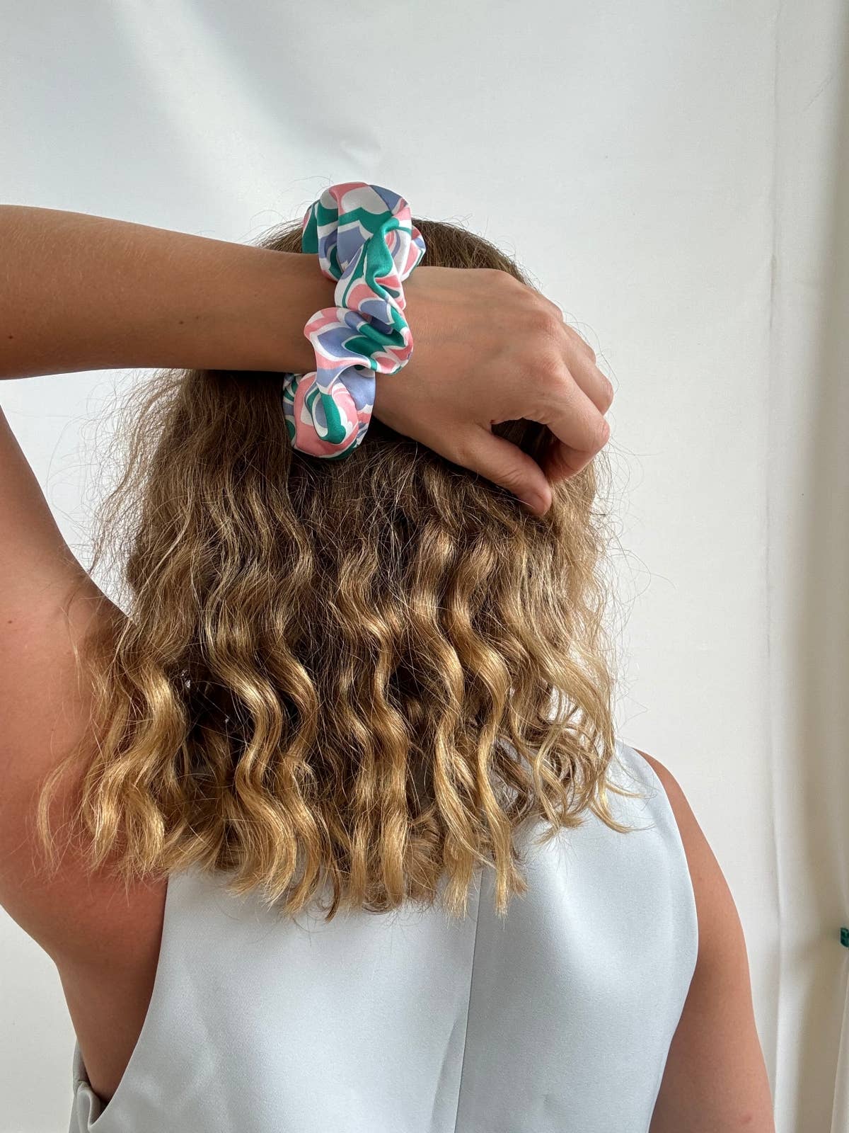 Scrunchie - Hellblau/ Rosa/ Grün Satin Blumen - Recycelt