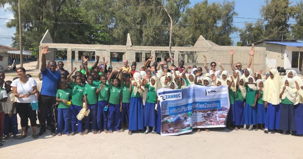 Ozeankind mit Kindern und Jugendlichen auf Sansibar zur Umweltbildung